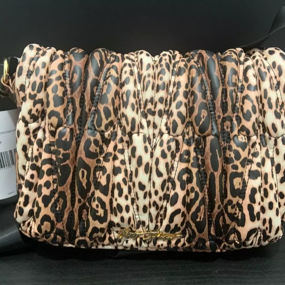 Betsey Johnson Pucker Up Crossbody Bag - Picture 2 of 7